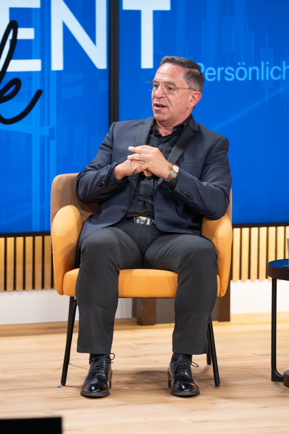 Gast der Show beantwortet eine Frage