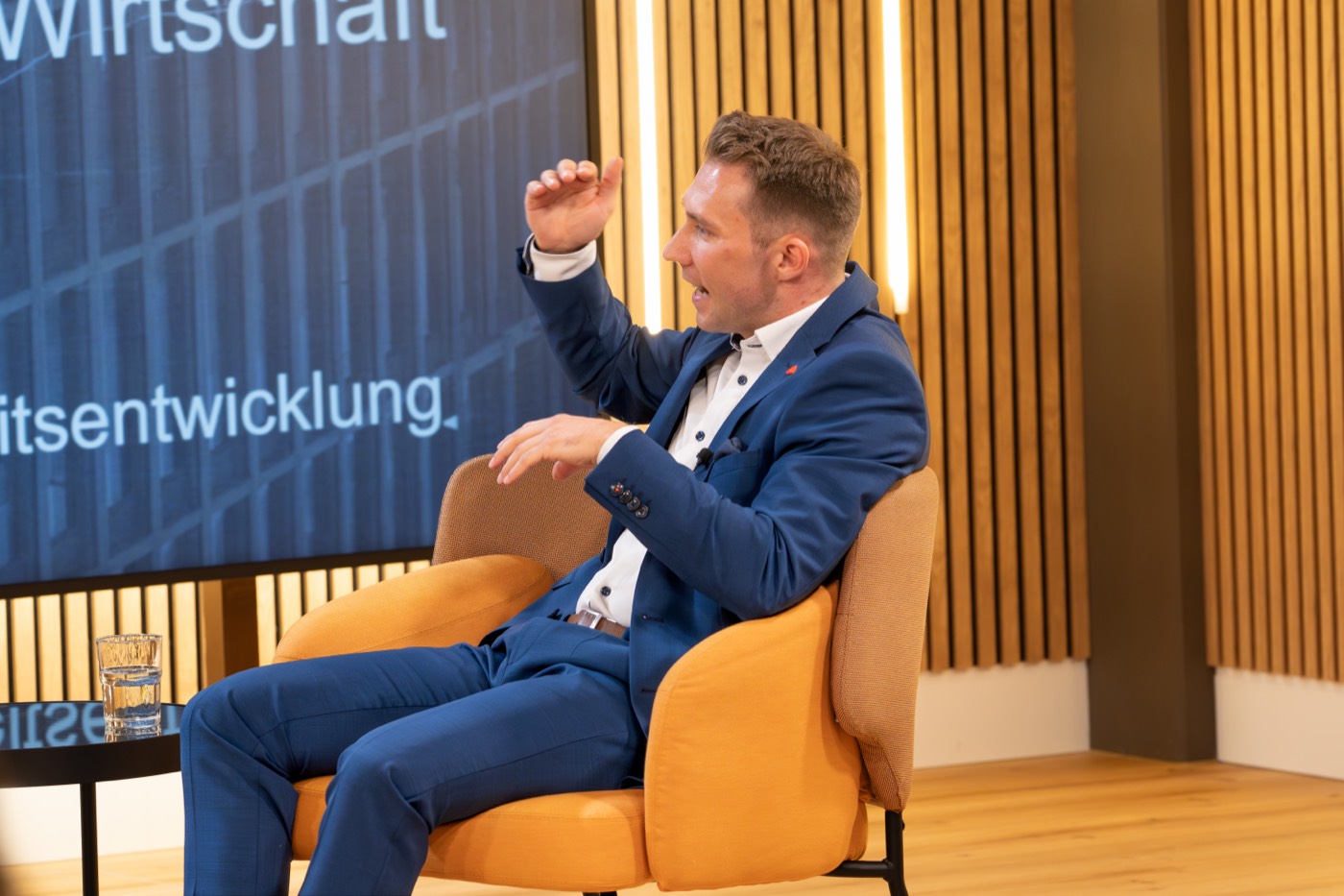 Der Co-Host stellt eine Frage