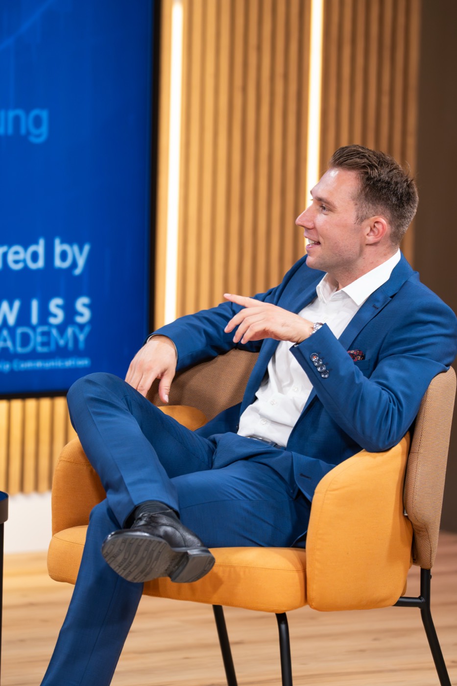 Co-Host im Sessel auf der Bühne