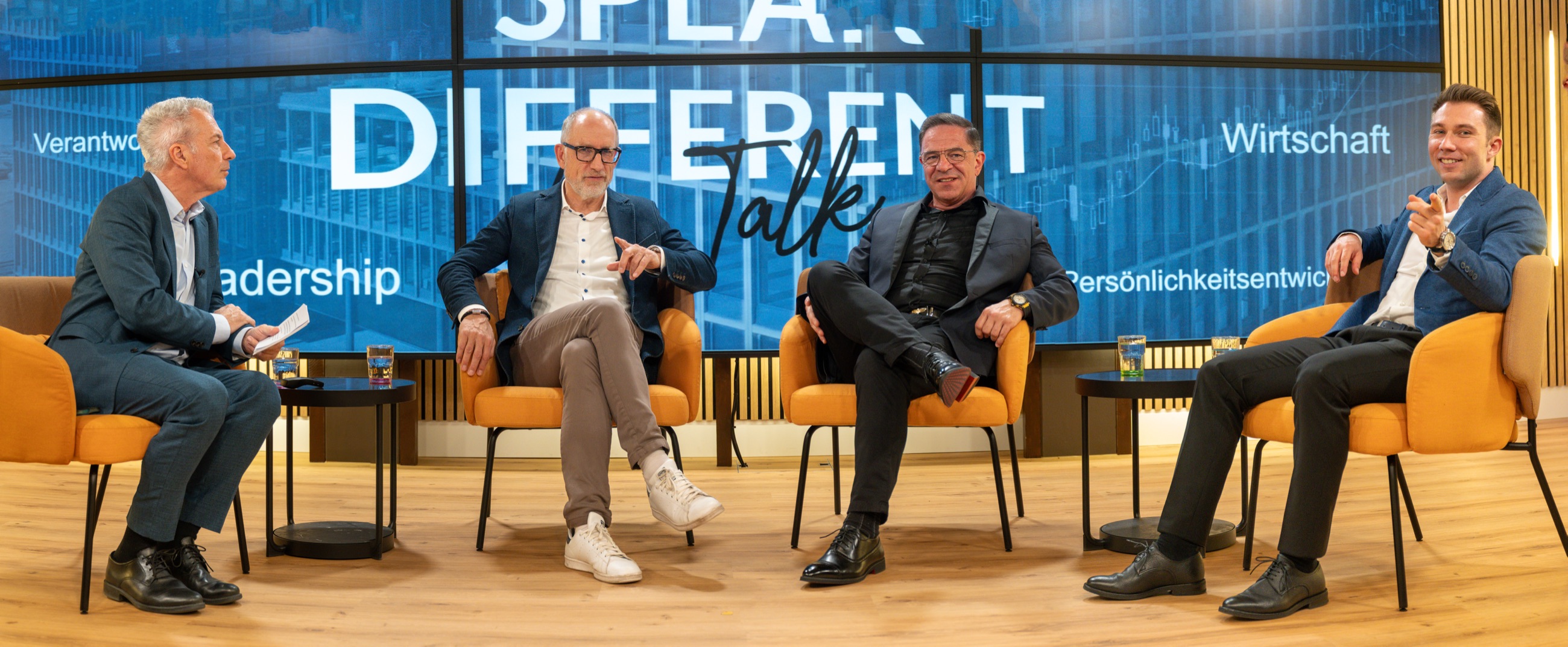 Aufzeichnung von Speak Different: Moderatoren und Gast auf der Bühne von Studio1