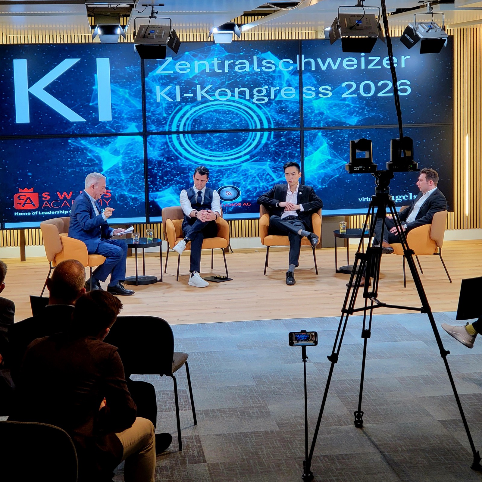 Podiumsdiskussion vor der LED-Wand