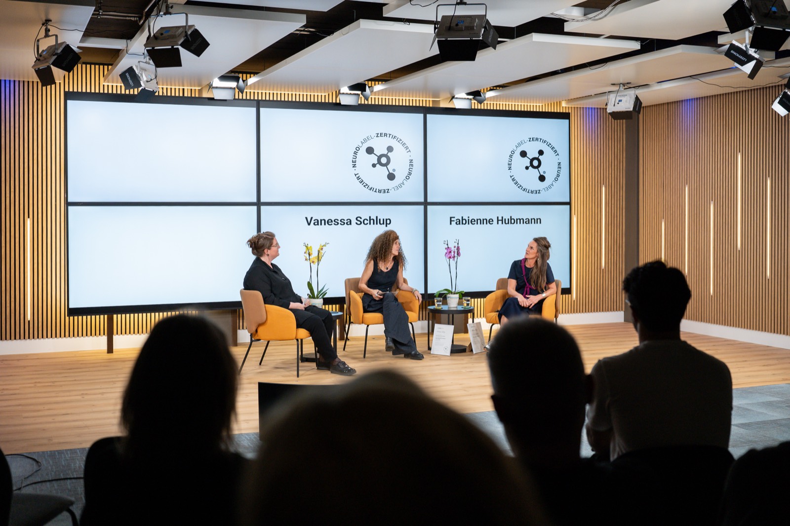 Podiumsdiskussion auf der Bühne