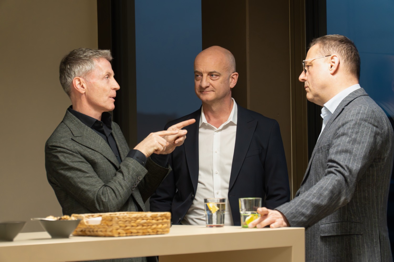 Gäste im Gespräch beim Apéro