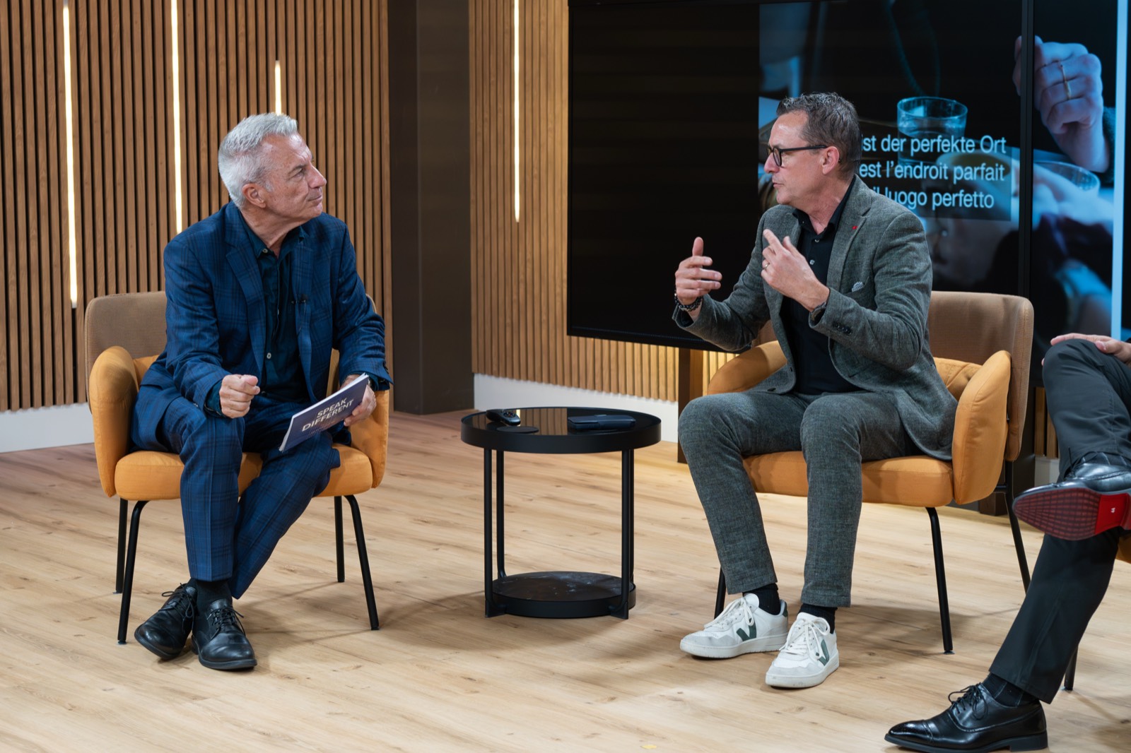 Moderator und Gast während der Aufzeichnung