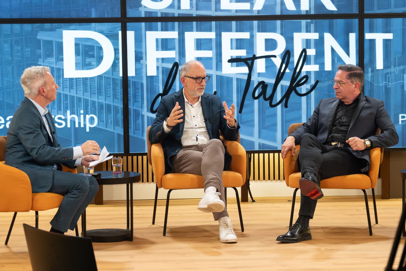 Talkshow-Aufzeichnung vor der LED-Wand im Studio
