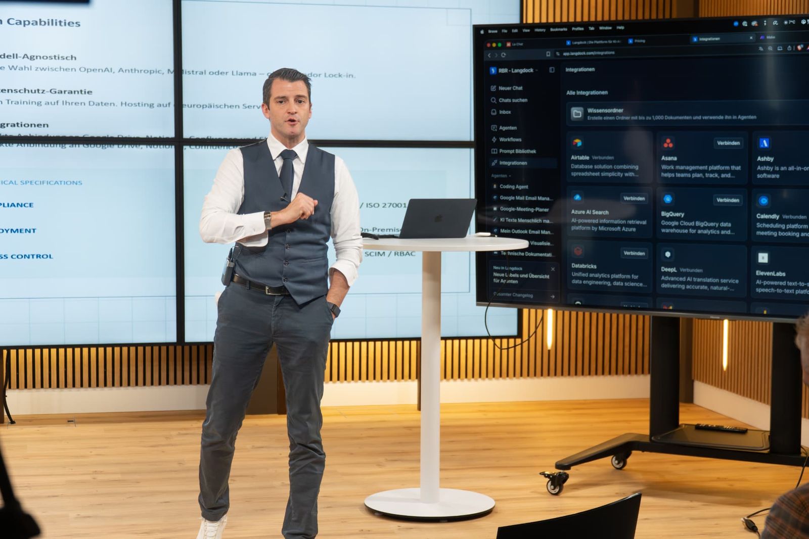 Podiumsdiskussion am KI-Kongress vor der LED-Wand