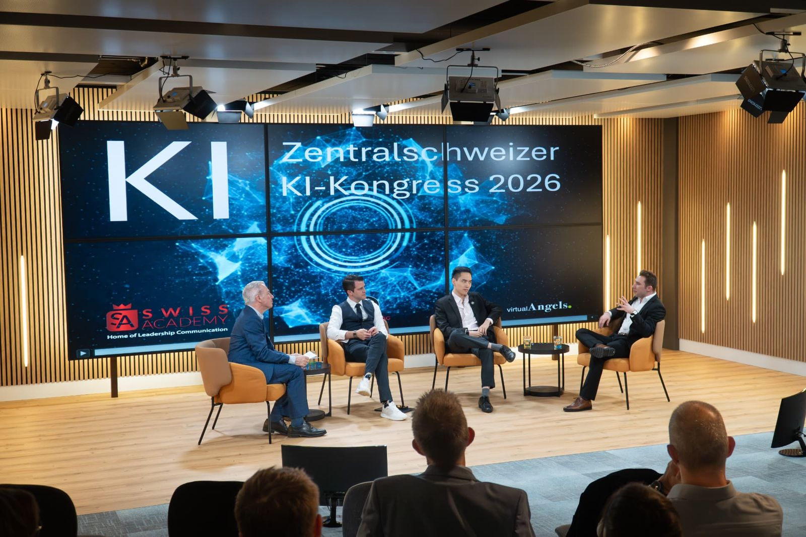 Referat vor der LED-Wand für die interne Kommunikation