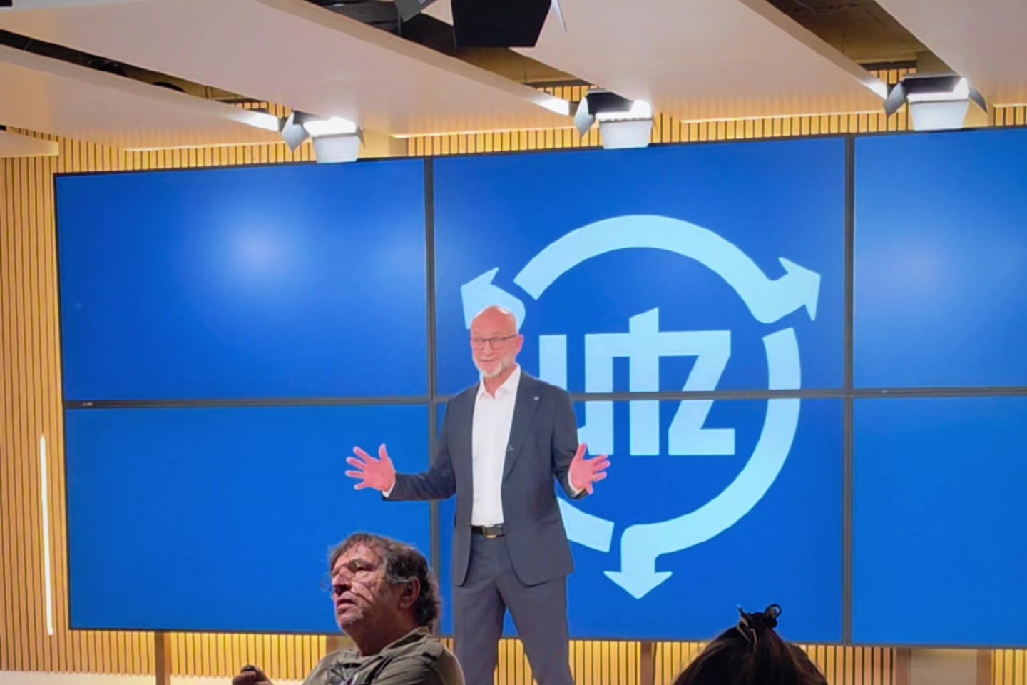 Der CEO der Utz Group auf der Bühne von Studio1