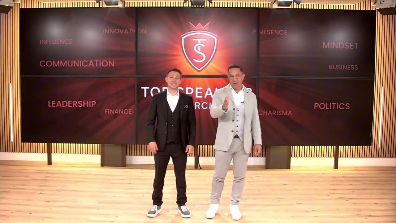 Die Moderatoren des Videotrainings auf der Bühne von Studio1